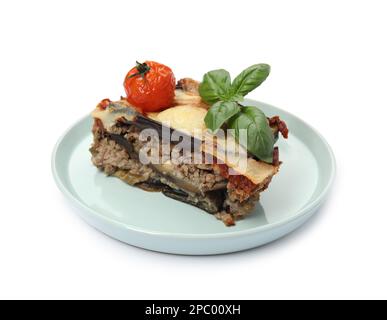 Piatto di deliziose lasagne di melanzane isolate su bianco Foto Stock