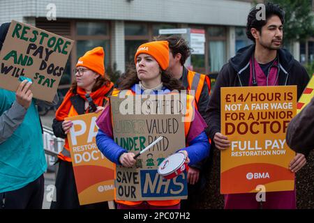 Londra, Inghilterra, Regno Unito. 13th Mar, 2023. I medici in formazione colpiscono la prima giornata di 3 giorni di sciopero, si trovano sulla linea del picket fuori dal St Thomas' Hospital di Londra. (Credit Image: © Tayfun Salci/ZUMA Press Wire) SOLO PER USO EDITORIALE! Non per USO commerciale! Foto Stock