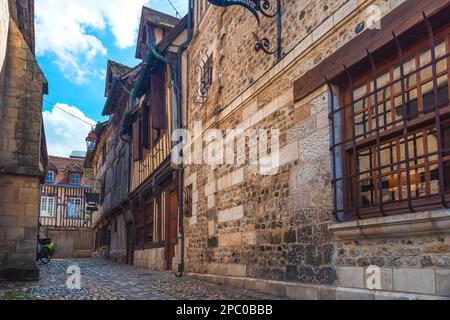 Vecchia strada accogliente con case in legno incorniciato a Honfleur, Normandia, Francia. Architettura e punti di riferimento di Honfleur, Normandie Foto Stock