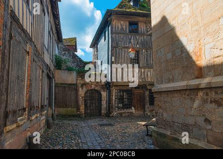 Medievale accogliente strada vuota con case in legno incorniciato a Honfleur città, Normandia, Francia. Meta di viaggio popolare Foto Stock