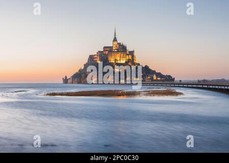 Vista al tramonto dell'abbazia di le Mont Saint Michel sull'isola in alta marea, Normandia, Francia settentrionale, Europa. Meta di viaggio popolare Foto Stock