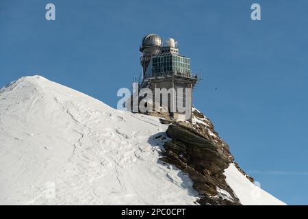 Jungfraujoch, Canton Berna, Svizzera, 11 febbraio 2023 costruzione dell'osservatorio della Sfinge in una giornata di sole Foto Stock