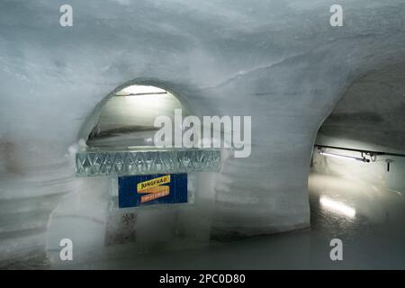 Jungfraujoch, Canton Berna, Svizzera, 11 febbraio 2023 sistema di tunnel sotterraneo all'interno del palazzo del ghiaccio Foto Stock