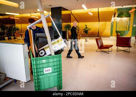 L'AIA - Movers scarica un camion con roba per la stazione di voto, in vista delle elezioni provinciali. ANP ROBIN UTRECHT olanda fuori - belgio fuori Foto Stock