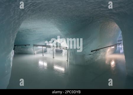 Jungfraujoch, Canton Berna, Svizzera, 11 febbraio 2023 sistema di tunnel sotterraneo all'interno del palazzo del ghiaccio Foto Stock