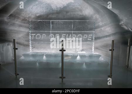 Jungfraujoch, Canton Berna, Svizzera, 11 febbraio 2023 scultura di cubetti di ghiaccio all'interno del palazzo del ghiaccio Foto Stock