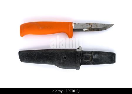 Coltello per falegnami arrugginito e usurato con custodia, utensile usato isolato su sfondo bianco Foto Stock