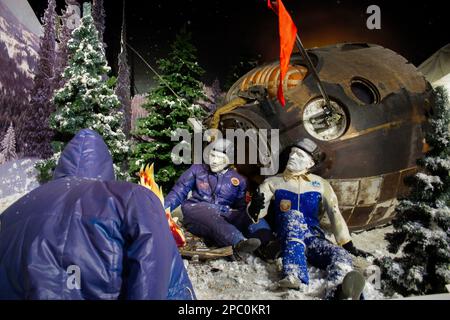 Mosca, Russia. 09th Mar, 2023. Simulazione della sopravvivenza dell'equipaggio dopo l'atterraggio in una località remota. 62nd° anniversario del primo volo spaziale umano condotto dal cosmonaut sovietico Yuri Gagarin. Il Museo dei Cosmonautici di Mosca è stato inaugurato nell'aprile 1981. Credit: SOPA Images Limited/Alamy Live News Foto Stock