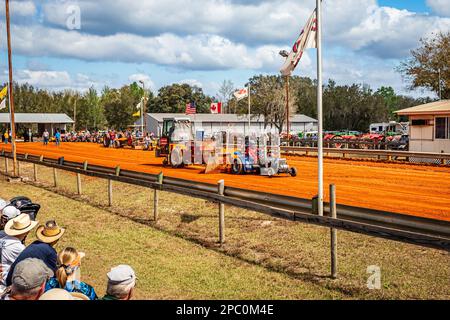 Fort Meade, FL - 26 febbraio 2022: Vista angolare anteriore grandangolare di un in una competizione di trazione di trattori locali. Foto Stock