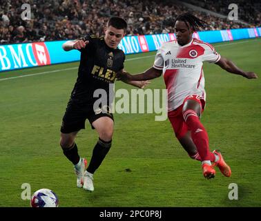 12 marzo 2023: Il difensore del LAFC Sergi Palencia si prepara a mandare la palla nel box mentre il difensore del New England DeJuan Jones cerca di bloccare il passaggio di attraversamento nella seconda metà del gioco. Il LAFC ha sconfitto la Rivoluzione del New England 4-0 al Bom Stadium, Los Angeles, California, USA, 12 marzo 2023. (Credit Image: © Scott Mitchell/ZUMA Press Wire) SOLO PER USO EDITORIALE! Non per USO commerciale! Foto Stock