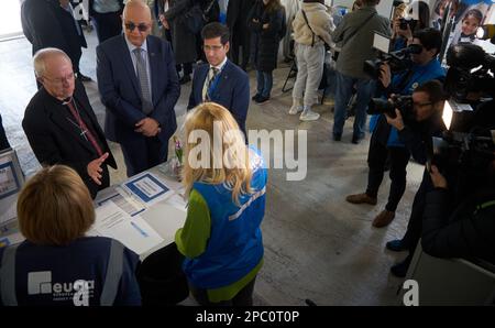 Bucarest, Romania. 13th Mar, 2023: Il Reverendo Justin Welby (L), Arcivescovo di Canterbury, parla allo staff dell'UNHCR durante la visita al centro integrato dell'UNHCR per i rifugiati ucraini a causa dell'invasione russa dell'Ucraina, presso il centro espositivo Romexpo. Durante la visita di tre giorni in Romania, l Arcivescovo avrà diversi incontri di alto livello con sua Maestà Margareta, Custode della Corona rumena, il Patriarca rumeno Daniele e i politici. Credit: Lucian Alecu/Alamy Live News Foto Stock