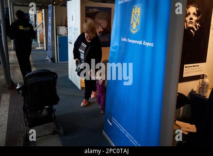 Bucarest, Romania. 13th Mar, 2023: I rifugiati ucraini ricevono assistenza umanitaria dal personale dell'UNHCR durante la visita del Reverendo Justin Welby, Arcivescovo di Canterbury, presso il centro integrato dell'UNHCR per i rifugiati ucraini a causa dell'invasione russa dell'Ucraina, presso il centro espositivo Romexpo. Durante la visita di tre giorni in Romania, l Arcivescovo avrà diversi incontri di alto livello con sua Maestà Margareta, Custode della Corona rumena, il Patriarca rumeno Daniele e i politici. Credit: Lucian Alecu/Alamy Live News Foto Stock