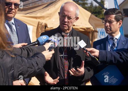 Bucarest, Romania. 13th Mar, 2023: Il Reverendo Justin Welby (C), Arcivescovo di Canterbury, parla alla stampa durante la visita al centro integrato dell'UNHCR per i rifugiati ucraini a causa dell'invasione russa dell'Ucraina, presso il centro espositivo Romexpo. Durante la visita di tre giorni in Romania, l Arcivescovo avrà diversi incontri di alto livello con sua Maestà Margareta, Custode della Corona rumena, il Patriarca rumeno Daniele e i politici. Credit: Lucian Alecu/Alamy Live News Foto Stock