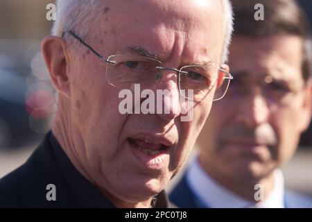 Bucarest, Romania. 13th Mar, 2023: Il Reverendo Justin Welby, Arcivescovo di Canterbury, parla alla stampa durante la visita al centro integrato dell'UNHCR per i rifugiati ucraini a causa dell'invasione russa dell'Ucraina, presso il centro espositivo Romexpo. Durante la visita di tre giorni in Romania, l Arcivescovo avrà diversi incontri di alto livello con sua Maestà Margareta, Custode della Corona rumena, il Patriarca rumeno Daniele e i politici. Credit: Lucian Alecu/Alamy Live News Foto Stock