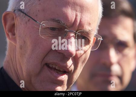 Bucarest, Romania. 13th Mar, 2023: Il Reverendo Justin Welby, Arcivescovo di Canterbury, parla alla stampa durante la visita al centro integrato dell'UNHCR per i rifugiati ucraini a causa dell'invasione russa dell'Ucraina, presso il centro espositivo Romexpo. Durante la visita di tre giorni in Romania, l Arcivescovo avrà diversi incontri di alto livello con sua Maestà Margareta, Custode della Corona rumena, il Patriarca rumeno Daniele e i politici. Credit: Lucian Alecu/Alamy Live News Foto Stock