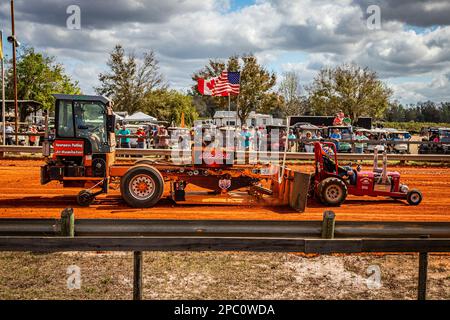 Fort Meade, FL - 26 febbraio 2022: Vista laterale grandangolare di un Harvester internazionale McCormick Farmall Un estrattore di trattore a un trattore locale p Foto Stock