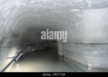 Jungfraujoch, Canton Berna, Svizzera, 11 febbraio 2023 sistema di tunnel sotterraneo all'interno del palazzo del ghiaccio Foto Stock