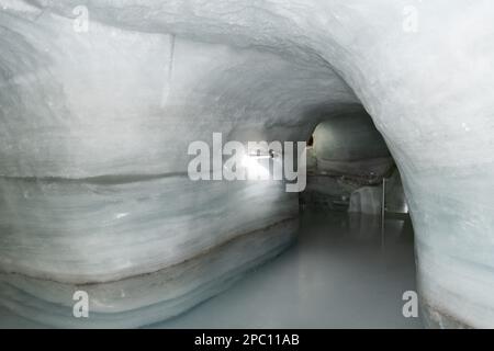 Jungfraujoch, Canton Berna, Svizzera, 11 febbraio 2023 sistema di tunnel sotterraneo all'interno del palazzo del ghiaccio Foto Stock