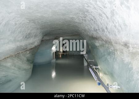 Jungfraujoch, Canton Berna, Svizzera, 11 febbraio 2023 sistema di tunnel sotterraneo all'interno del palazzo del ghiaccio Foto Stock