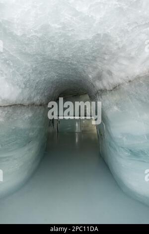 Jungfraujoch, Canton Berna, Svizzera, 11 febbraio 2023 sistema di tunnel sotterraneo all'interno del palazzo del ghiaccio Foto Stock