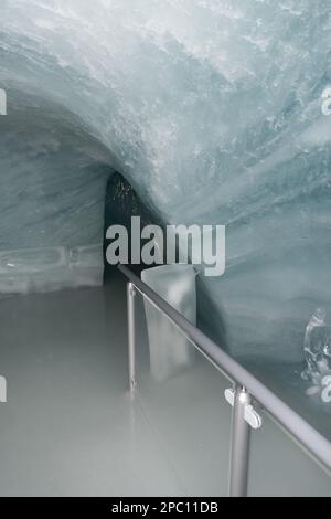 Jungfraujoch, Canton Berna, Svizzera, 11 febbraio 2023 sistema di tunnel sotterraneo all'interno del palazzo del ghiaccio Foto Stock