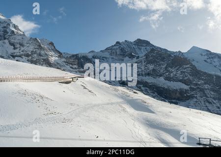 Eigergletscher, Canton Berna, Svizzera, 11 febbraio 2023 Vista panoramica sulle alpi innevate in una soleggiata giornata invernale Foto Stock