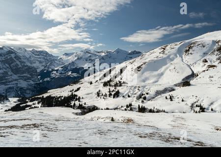 Eigergletscher, Canton Berna, Svizzera, 11 febbraio 2023 Vista panoramica sulle alpi innevate in una soleggiata giornata invernale Foto Stock