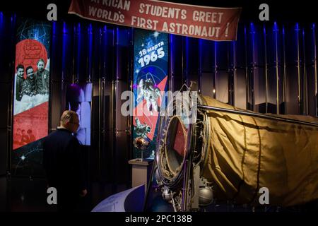 Mosca, Russia. 9th Mar, 2023. Un uomo osserva un airlock gonfiabile della navicella spaziale Voschod-2 esposta nel Museo Memoriale dei Cosmonautici a Mosca, Russia. Il poster qui sopra recita: 'Gli studenti africani salutano il primo astronauta del mondo!' 62nd° anniversario del primo volo spaziale umano condotto dal cosmonaut sovietico Yuri Gagarin. Il Museo dei Cosmonautici di Mosca è stato inaugurato nell'aprile 1981. (Credit Image: © Vlad Karkov/SOPA Images via ZUMA Press Wire) SOLO PER USO EDITORIALE! Non per USO commerciale! Foto Stock