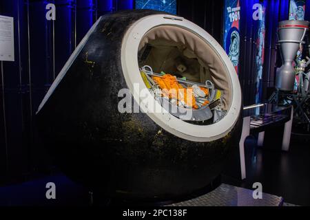 Mosca, Russia. 9th Mar, 2023. Un modulo di discesa della navicella spaziale Vostok a posto singolo esposta al Museo Memoriale dei Cosmonautici di Mosca. 62nd° anniversario del primo volo spaziale umano condotto dal cosmonaut sovietico Yuri Gagarin. Il Museo dei Cosmonautici di Mosca è stato inaugurato nell'aprile 1981. (Credit Image: © Vlad Karkov/SOPA Images via ZUMA Press Wire) SOLO PER USO EDITORIALE! Non per USO commerciale! Foto Stock