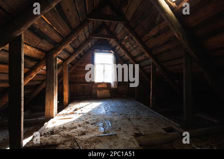 Astratto interno in legno grunge, vista prospettica di una soffitta abbandonata con finestra luminosa Foto Stock