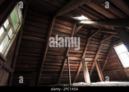 Astratto interno in legno scuro grunge, vista prospettica di una soffitta abbandonata Foto Stock