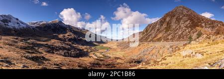 Valle di Nant Ffrancon e montagna di Pen Yr Ole Wen, Snowdonia, Galles del Nord Foto Stock
