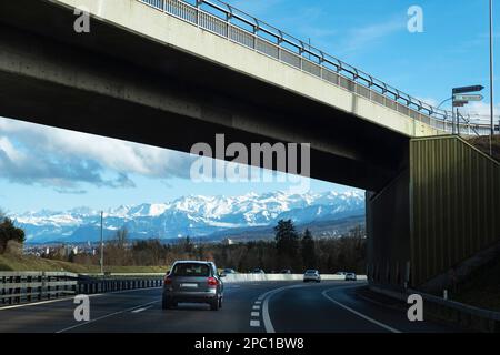 Sursee, Svizzera, 13.03.23. : Traffico automobilistico sulla strada statale svizzera con vista sulle montagne delle Alpi. Strada con cavalcavia e bellissimo paesaggio. Foto Stock