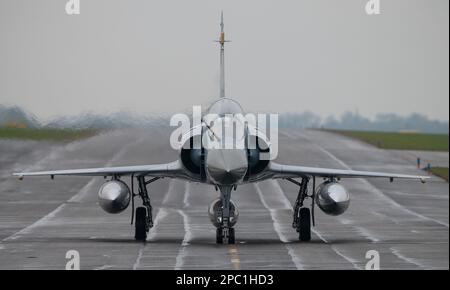 Royal Air Force Waddington, Waddington, Lincolnshire, Inghilterra. 6th marzo 2023. Indian Air Force Dassault Mirage 2000th registrazione KT-208 tasse prima del decollo, durante l'esercizio cobra guerriero 2023, ex-Cobra Warrior 23-1, a Royal Air Force Waddington, Royal Air Force Waddington (Credit Image: ©Cody Froggatt) Foto Stock