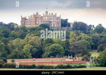 Il castello di Belvoir è un castello storico e maestoso in Leicestershire, Inghilterra, situato a 6 mi (10 km) ad ovest della città di Grantham e a 10 mi (16 km) a nord-est di Melton Mowbray. Il Castello fu costruito subito dopo la conquista normanna del 1066 e da allora è stato ricostruito almeno tre volte, la struttura sopravvissuta, un castello di mock di grado i elencato, risalente agli inizi del 19th ° secolo. E 'la sede di David Manners, 11th Duca di Rutland (la piccola contea di Rutland si trova 16 mi (26 km) a sud del Castello di Belvoir), il cui diretto antenato maschio ereditato nel 1508. Foto Stock