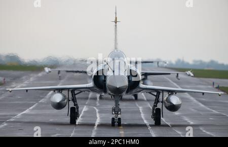 Royal Air Force Waddington, Waddington, Lincolnshire, Inghilterra. 6th marzo 2023. Indian Air Force Dassault Mirage 2000th registrazione KT-213 tasse prima del decollo di fronte alla componente aerea belga General Dynamics F-16 A Fighting Falcon, durante l'esercizio cobra guerriero 2023, ex-Cobra Warrior 23-1, a Royal Air Force Waddington, Royal Air Force Waddington (Credit Image: ©Cody Froggatt) Foto Stock