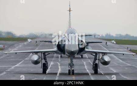 Royal Air Force Waddington, Waddington, Lincolnshire, Inghilterra. 6th marzo 2023. Indian Air Force Dassault Mirage 2000th registrazione KT-213 tasse prima del decollo di fronte alla componente aerea belga General Dynamics F-16 A Fighting Falcon, durante l'esercizio cobra guerriero 2023, ex-Cobra Warrior 23-1, a Royal Air Force Waddington, Royal Air Force Waddington (Credit Image: ©Cody Froggatt) Foto Stock