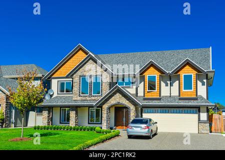 Una perfetta neigborhood. Casa residenziale di lusso con ampia porta garage Foto Stock