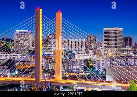 Tacoma, Washington, Stati Uniti d'America cityscape con East 21st Street Bridge di notte. Foto Stock