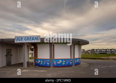 Gelateria sul lungomare di Littlehampton chiusa per l'inverno. Foto Stock