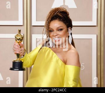 Ruth E. carter, vincitore del premio per il miglior Costume Design per 'Black Panther: Wakanda Forever', appare dietro le quinte con il suo Oscar durante i 95th Academy Awards annuali al Loews Hollywood Hotel nella sezione Hollywood di Los Angeles Domenica 12 Marzo 2023. Foto di John Angelillo/UPI Foto Stock