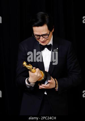 Ke Huy Quan, vincitore del premio Best Supporting Actor, per 'Everything Everywhere All At Once', appare dietro le quinte con il suo Oscar durante gli Academy Awards 95th annuali al Loews Hollywood Hotel nella sezione Hollywood di Los Angeles domenica 12 marzo 2023. Foto di John Angelillo/UPI Foto Stock