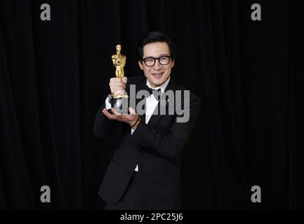 Ke Huy Quan, vincitore del premio Best Supporting Actor, per 'Everything Everywhere All At Once', appare dietro le quinte con un Oscar durante gli Academy Awards 95th annuali al Loews Hollywood Hotel nella sezione Hollywood di Los Angeles domenica 12 marzo 2023. Foto di John Angelillo/UPI Foto Stock