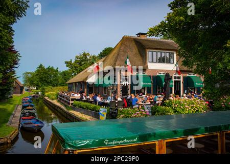 Gite in barca sui canali di Giethoorn a Flevoland, Paesi Bassi Foto Stock