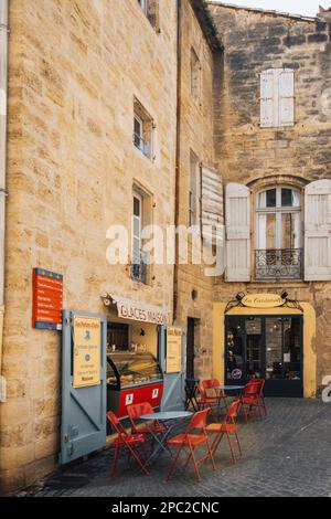 Gelateria nelle belle strade medievali del centro storico di Pezenas nel sud della Francia (Herault) Foto Stock