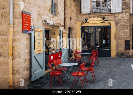 Gelateria nelle belle strade medievali del centro storico di Pezenas nel sud della Francia (Herault) Foto Stock