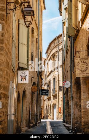 Pittoresca strada di Rue Alfred Sabatier con facciate in pietra medievale nel centro storico di Pezenas nel sud della Francia (Herault). Foto Stock