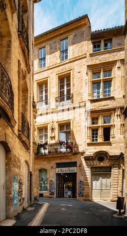 Pittoresca strada di Rue Alfred Sabatier con facciate in pietra medievale nel centro storico di Pezenas nel sud della Francia (Herault). Foto Stock