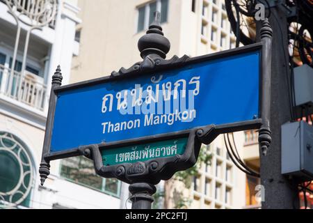 Cartello stradale Thanon Mangkon con cielo blu. Si trova a Bangkok Chinatown. Foto Stock