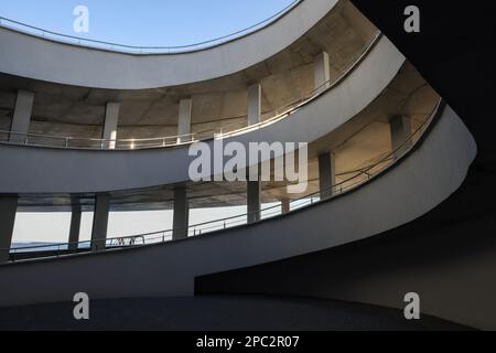 Garage aperto su più piani nelle giornate di sole Foto Stock